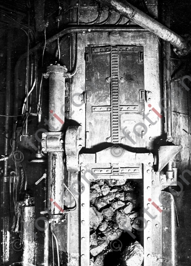 Schottentür eines Schiffes | Bulkhead door of a ship - Foto simon-titanic-196-069-sw.jpg | foticon.de - Bilddatenbank für Motive aus Geschichte und Kultur